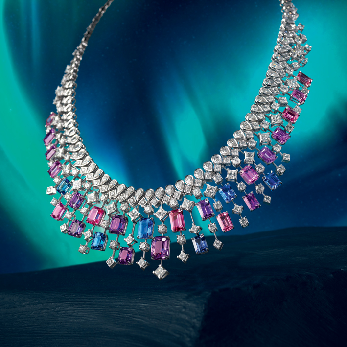 Gloamin Illuminations necklace. 18K white gold necklace set with 27 emerald-cut pink and purple sapphires (approx. 47.93 cts), princess-cut diamonds, pear-shaped diamonds and brilliant-cut diamonds