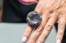 Silvio Ancora, anello con quarzo naturale incassato in pavé di zaffiri multicolori e diamanti. Copyright: gioiellis.com
