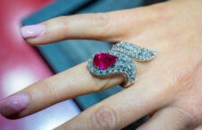 Anello con diamanti e rubino di 4 carati. Copyright: gioiellis.com