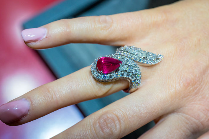 Anello con diamanti e rubino di 4 carati. Copyright: gioiellis.com