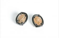 Orecchini in, argento rodiato, vermeil e con monete in stile antica Roma