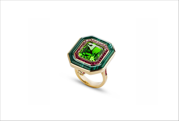 Anello Radiance in oro 18 carati, peridoto, zaffiri rosa, malachite. Il gioiello si può trasformare in pendente staccando la parte superiore dal cerchio dell'anello 