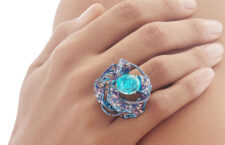 Collezione Shrishti, anello con tormalina paraiba, zaffiri e diamanti incastonati su titanio