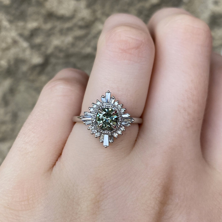 Adaline, anello con diamante verde