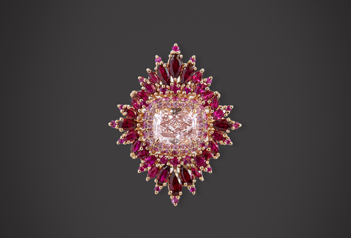 Anello con un diamante rosa di 2,43 carati circondato da rubini