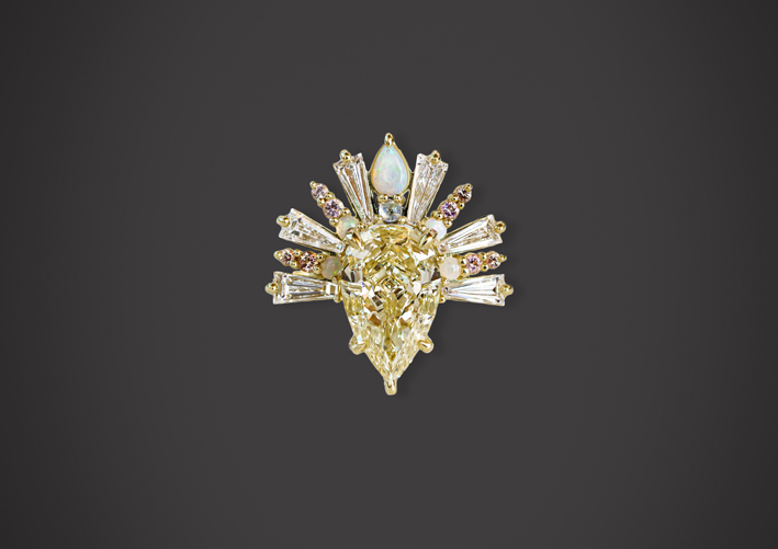 Anello con diamante fancy yellow di 5,12 carati, assieme a diamanti bianchi e zaffiri