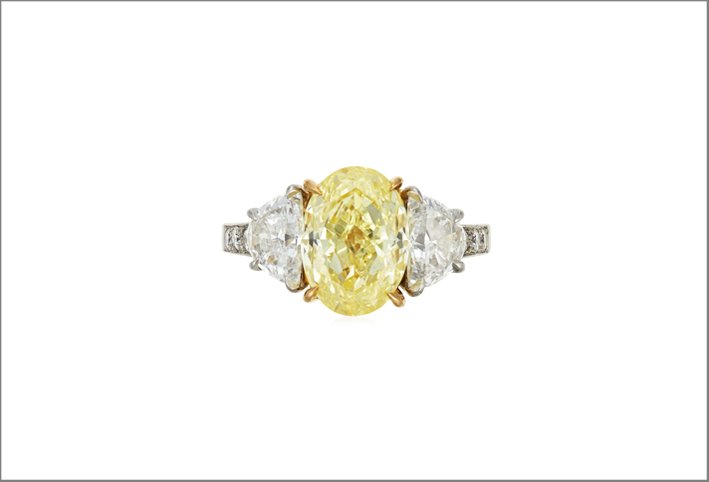 Anello di Oscar Heyman con diamante fancy yellow e diamanti bianchi