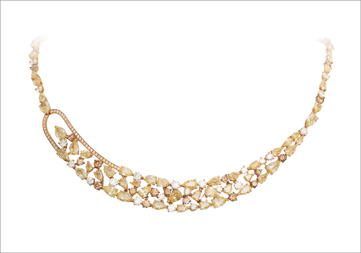 Alta gioielleria Gismondi 1754, collana in oro rosa e diamanti bianchi e fancy