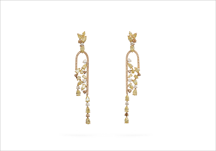 Alta gioielleria Gismondi 1754, orecchini in oro rosa e diamanti bianchi e fancy