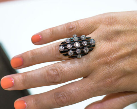 Mariani, anello con oro nero e diamanti. Copyright: gioiellis.com