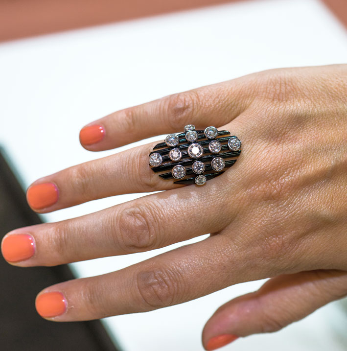 Mariani, anello con oro nero e diamanti. Copyright: gioiellis.com