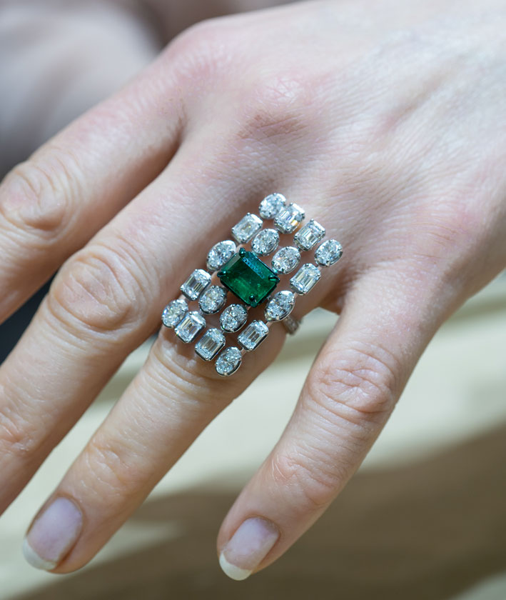 Anello con smeraldo di 2,29 carati e diamanti. Copyright: gioiellis.com