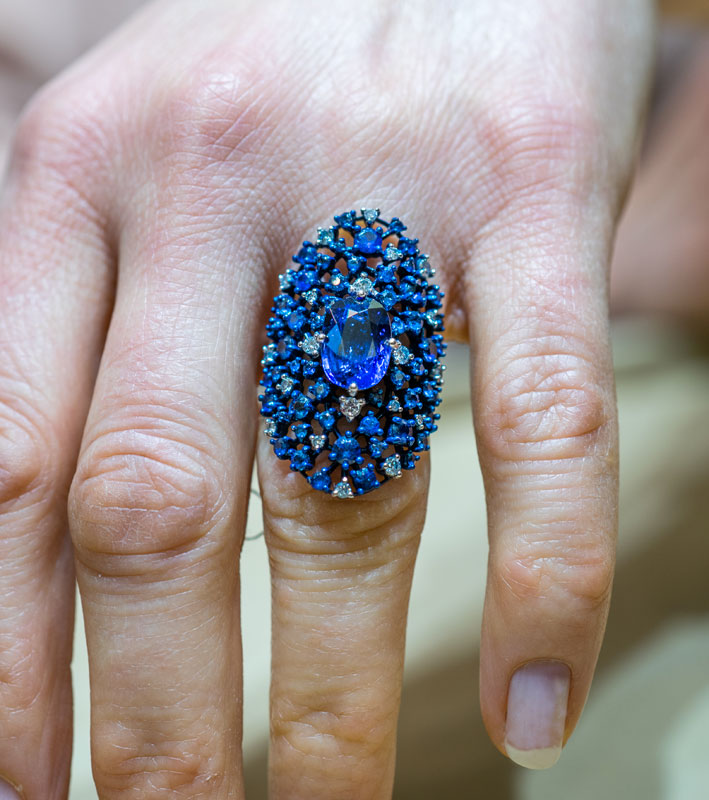 Anello con zaffiri blu per 6,52 carati, diamanti. Copyright: gioiellis.com