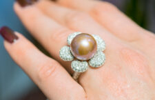 Yoko London, anello a forma di fiore con perla pink natural fresh water e diamanti. Copyright: gioiellis.com
