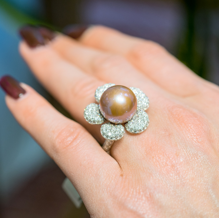 Yoko London, anello a forma di fiore con perla pink natural fresh water e diamanti. Copyright: gioiellis.com