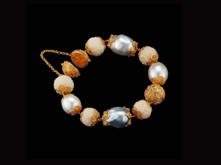 Bracciale con perle di semi di tagua intagliati rudraksha, legno sawo, perle barocche