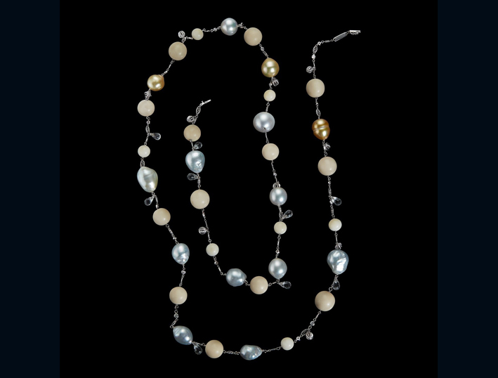 Collana con 14 perle dei Mari del Sud, perle di tagua, 9 topazi  briolette e 23 diamanti