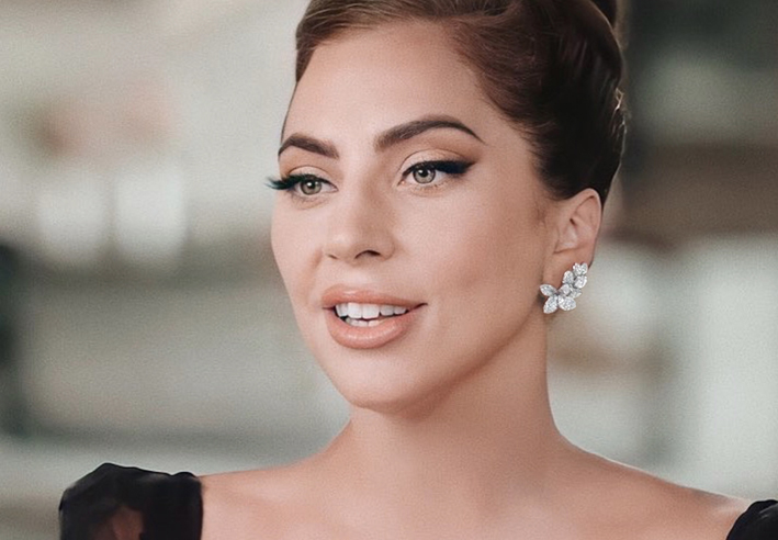 Lady Gaga indossa gli orecchini Stella in Fiore in diamanti bianchi durante l’intervista su 60 Minutes - CBS News
