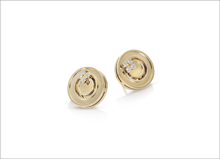 Round design earrings in yellow gold with diamonds