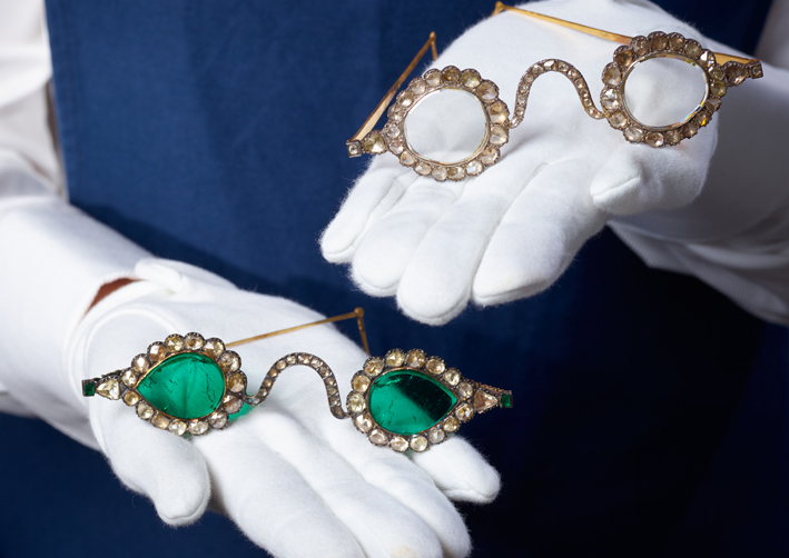 I due occhiali Astaneh Ye Ferdaws (smeraldi) e Halqeh Ye Nur (diamanti)