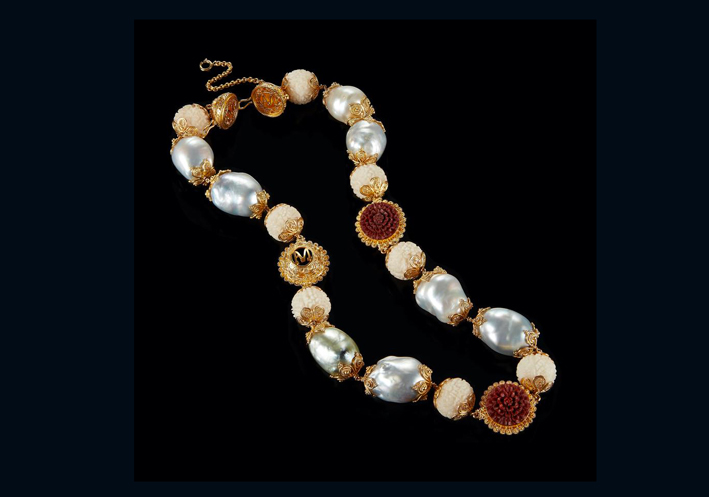 Collana con perle barocche dei Mari del Sud, perle di tagua intagliati rudraksha