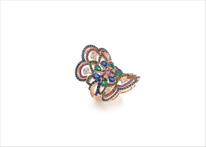 Anello della collezione Mandala in oro rosa, diamanti, smeraldi, zaffiri