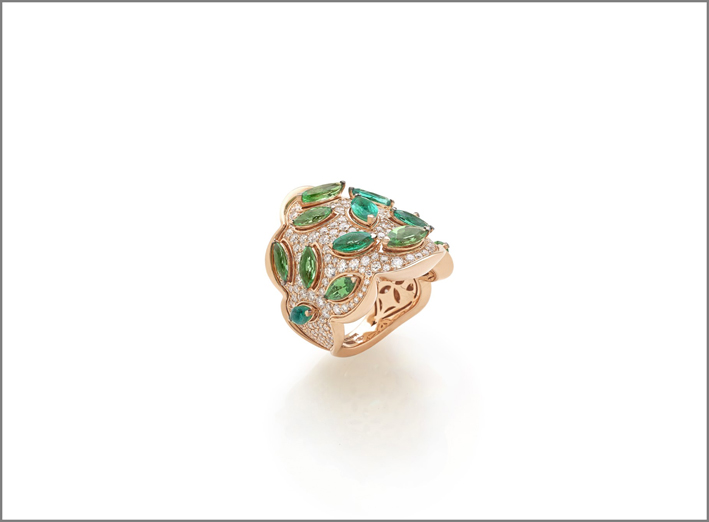 Anello della collezione Naif in oro rosa, diamanti, smeraldi