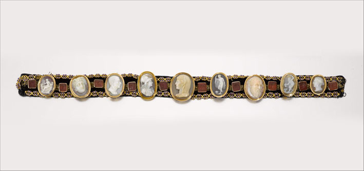 Set Filetto o Collare con nove cammei e 10 piccoli intagli con animali, francese o italiano, XIX secolo