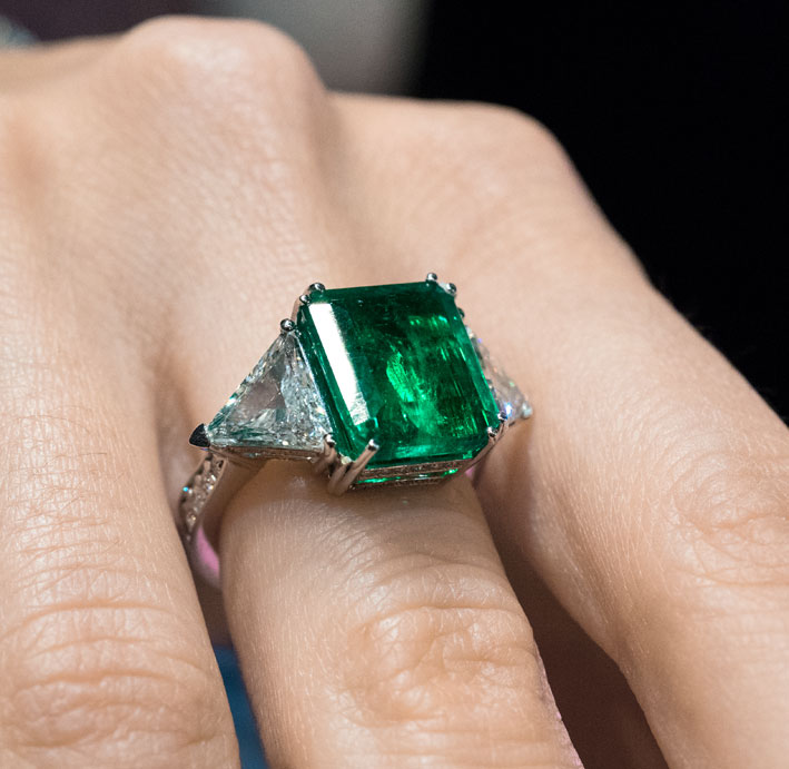 Anello com smeraldo e diamanti taglio trilliant