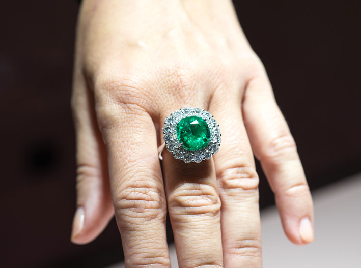 Anello con smeraldo di 6,5 carati e diamanti per 2,5 carati. Copyright: gioiellis.com