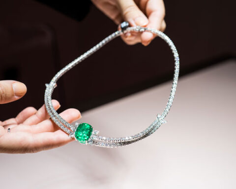 Collana con smeraldo di 16 carati e diamanti. Copyright: gioiellis.com