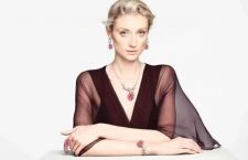 Elizabeth Debicki con i gioielli Dior