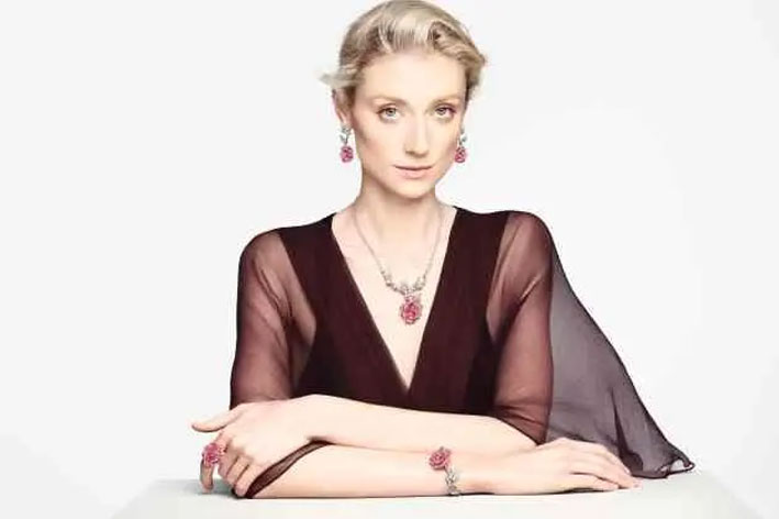 Elizabeth Debicki con i gioielli Dior