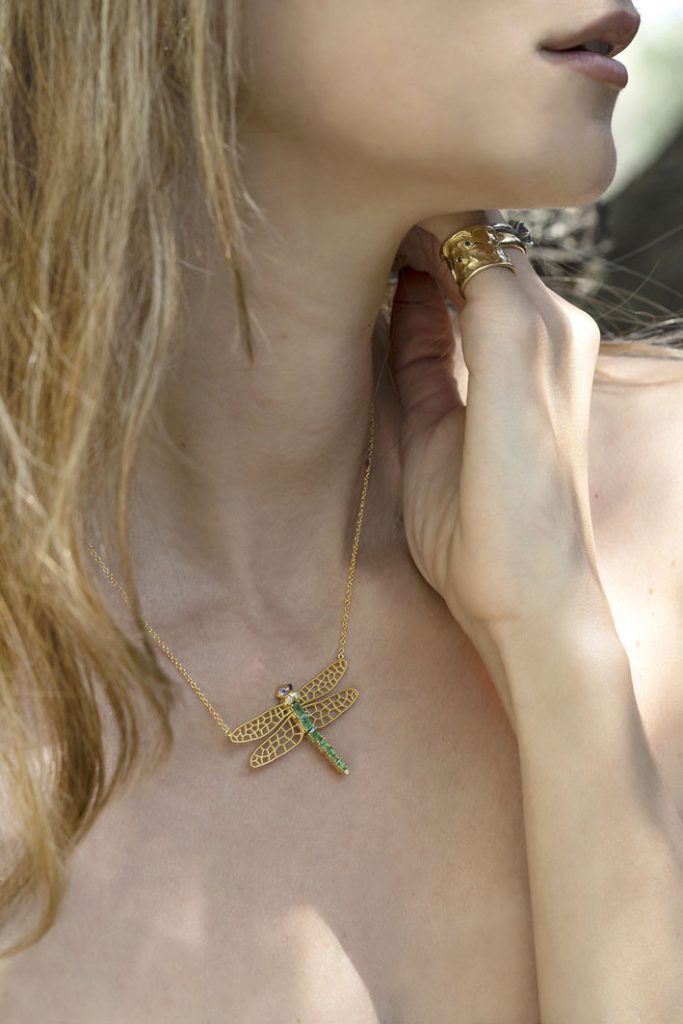 Collana Dragonfly in oro 18 carati e smeraldi