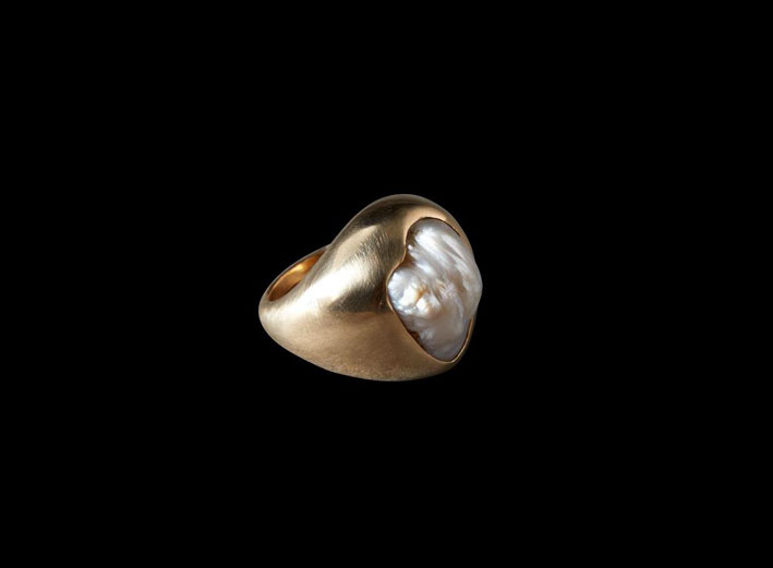 Anello in oro con perla barocca naturale