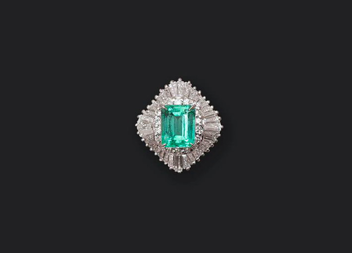 Anello La Reine in platino, smeraldo, diamanti