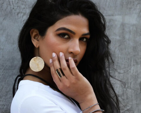 La modella Geena Singh indossa gioielli di Maddalena Bearzi