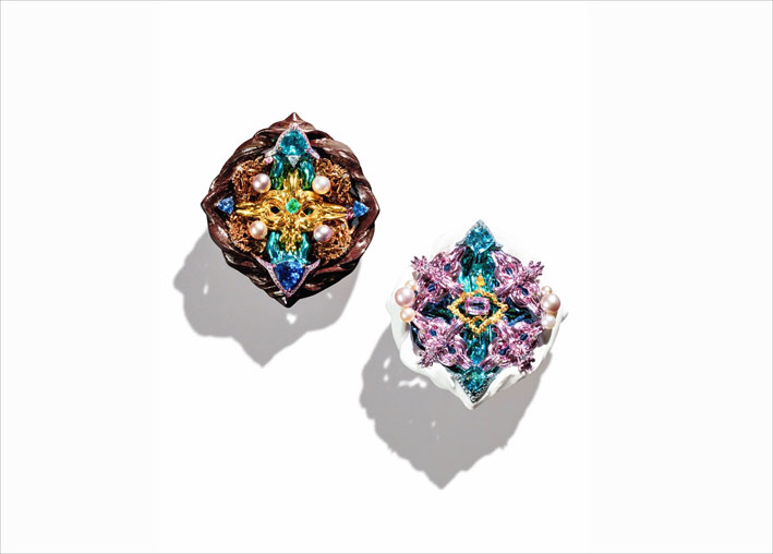 Conversation earrings. Legno di sandalo, titanio, diamanti, oro, perle, spinelli, zaffiro padparadscha, smeraldo
