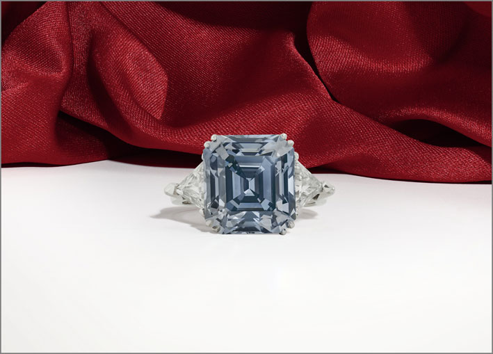 Anello con diamante grigio scuro-blu fantasia di 8,74 carati Internally Flawless