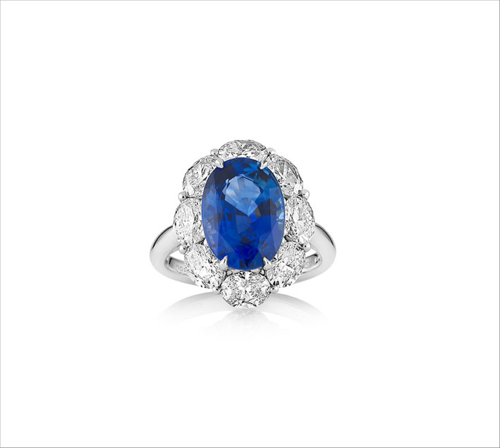 Anello con diamanti e zaffiro ovale