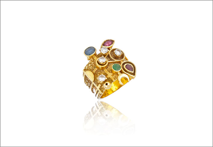 Anello di Giorgio Facchini in oro giallo, rubini, zaffiri e smeraldi