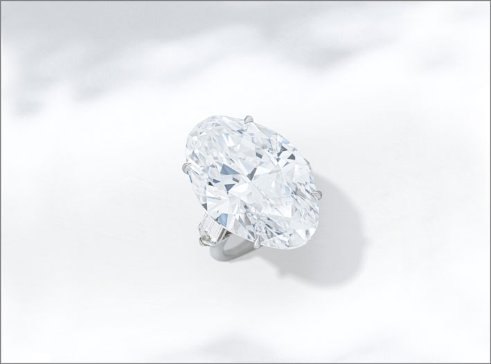 Anello con diamante ovale di oltre 43 carati