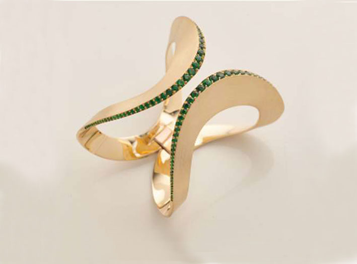 Bracciale in oro e smeraldi di Walid Akkad