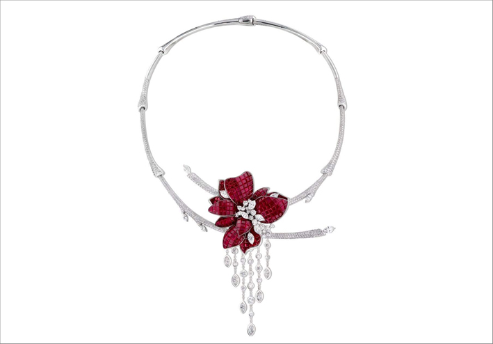 Collana in oro bianco, diamanti e rubini ispirata ai fiori di pruno
