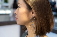 Jing Zhao con orecchino in oro, titanio, diamanti.  Copyright: gioiellis.com