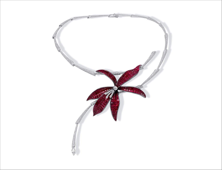 Collana in oro bianco, diamanti e rubini ispirata all'orchidea selvaggia