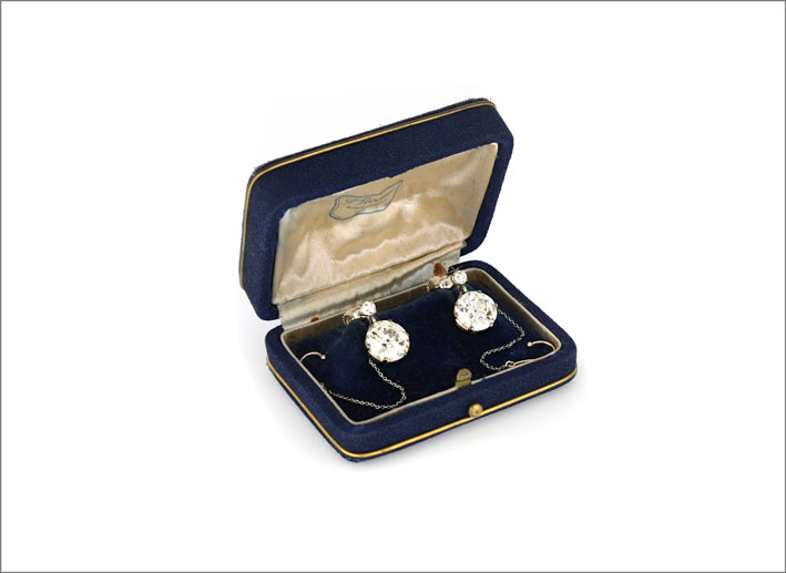 Orecchini fine anni Venti in oro bianco 18 carati con diamanti old cut per un peso totale di circa 10,65 carati