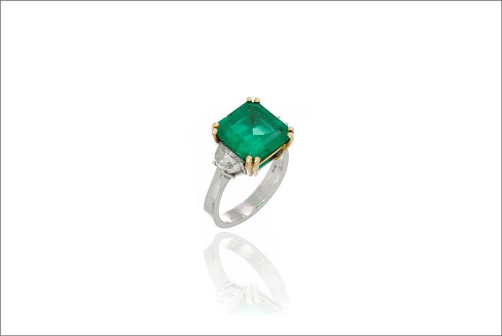 Anello con smeraldo colombiano di 6,65 carati e diamanti