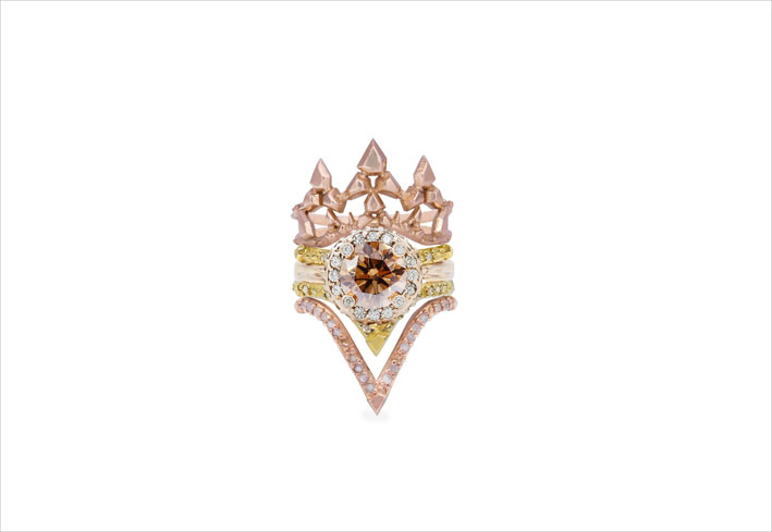 Cinque anelli impilati in oro e diamanti cognac, bianchi e gialli