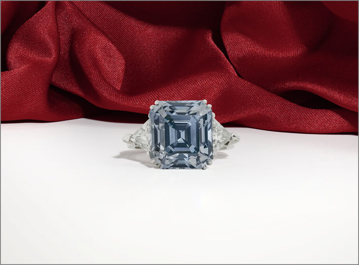 Anello con diamante fancy grigio-blu scuro di 8,74 carati, Internally Flawless